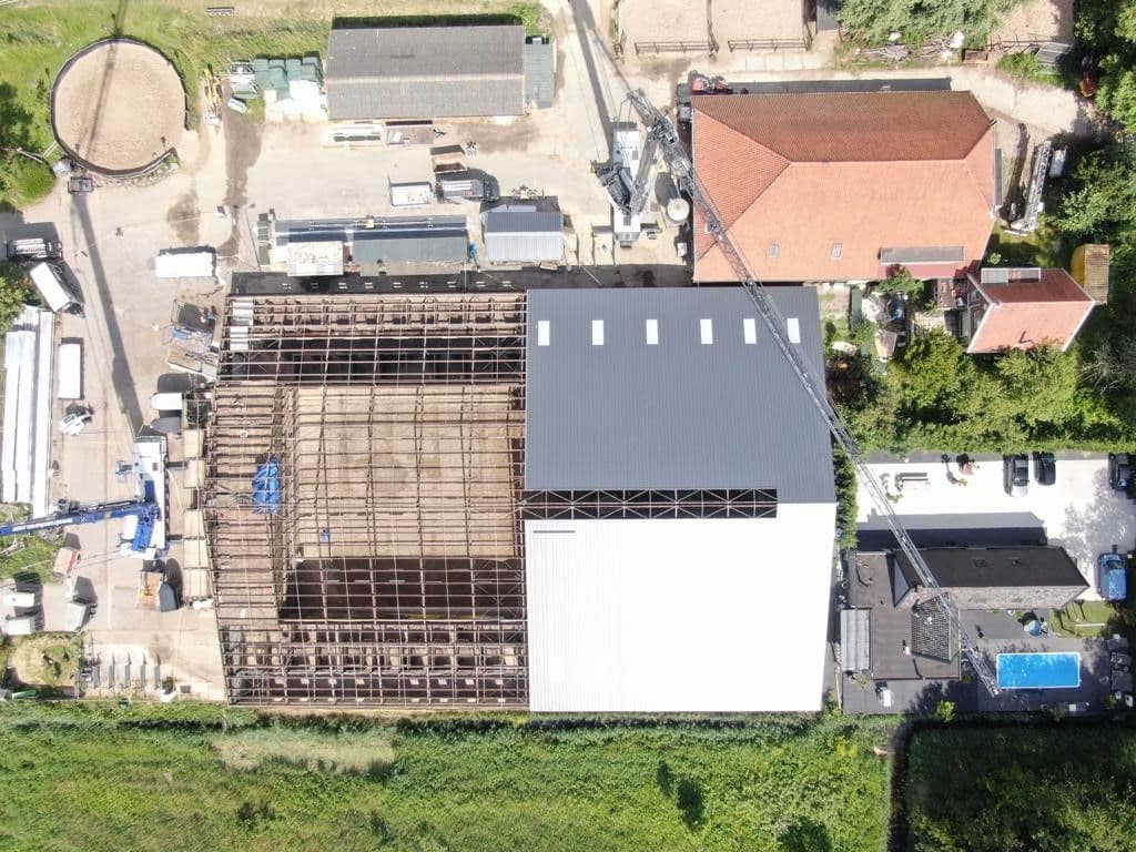 Foto van boven op het dak van een manege